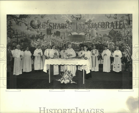 1988 Press Photo Archbishop Hannan assisted by deacons at High School dedication - Historic Images