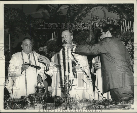 1970 Press Photo Archbishop Philip Hannan assisted by priests during mass - Historic Images