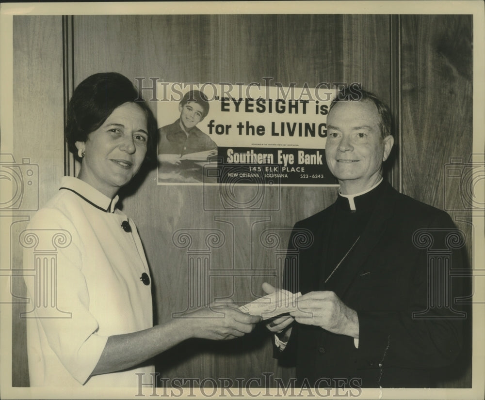 1968 Press Photo Archbishop Philip M Hannan with Eleanor McMain in New Orleans - Historic Images