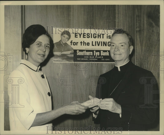 1968 Press Photo Archbishop Philip M Hannan with Eleanor McMain in New Orleans - Historic Images
