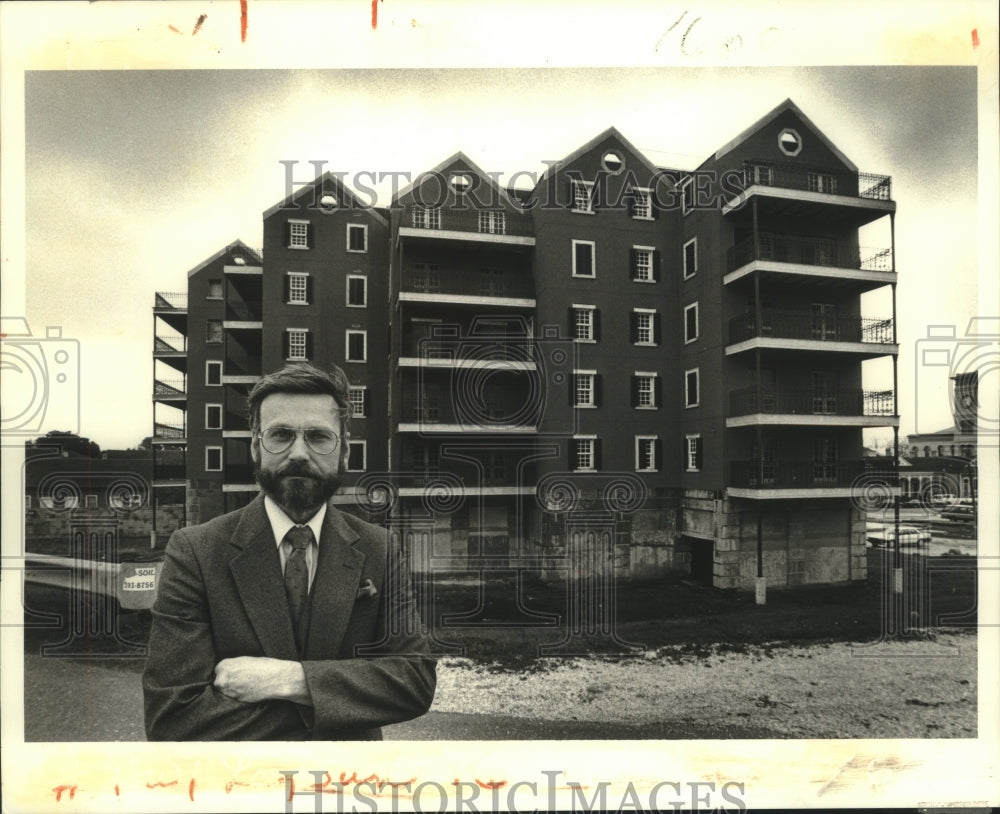 1988 Press Photo Developer Robert Hanley discusses Morgan Street development - Historic Images