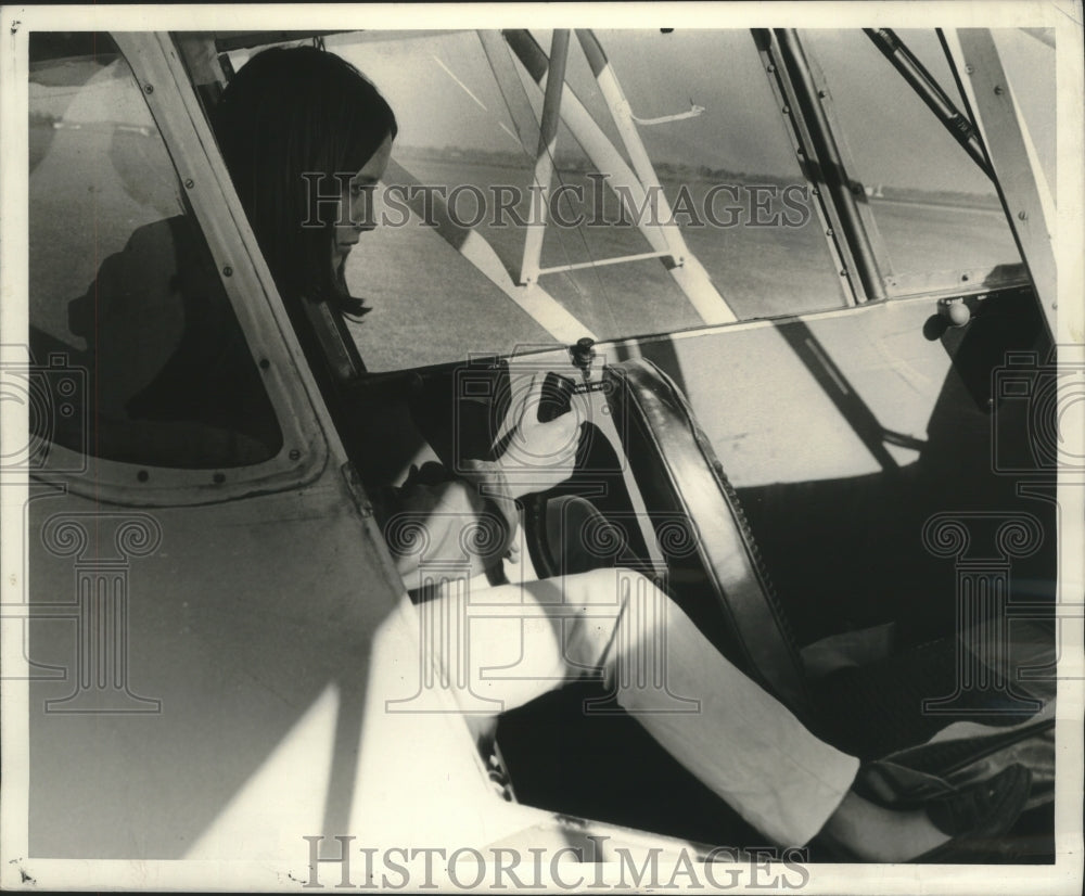 1968 Press Photo Carol Hanna holds plane&#39;s control column - nob28587 - Historic Images