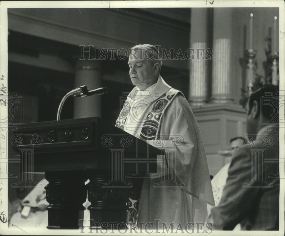 1976 Bishop Hannan during mass - Historic Images