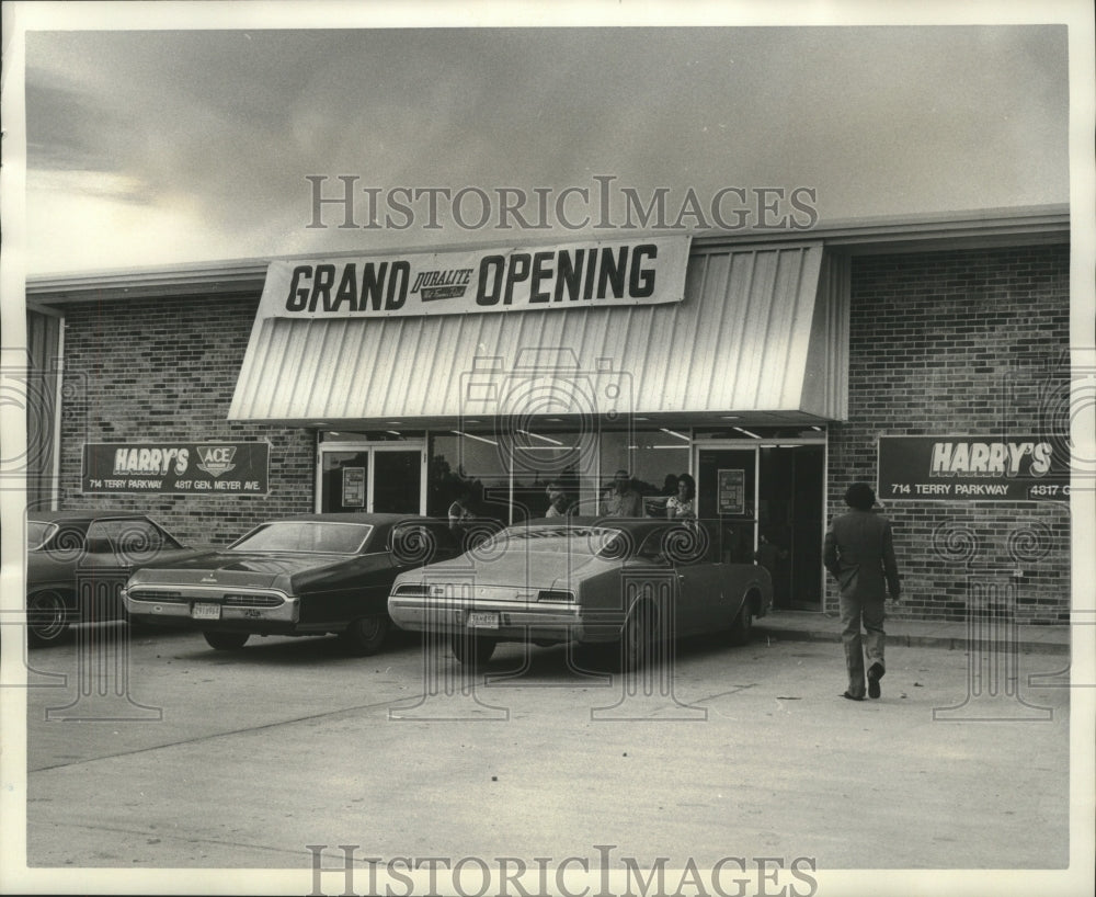 1973 Press Photo Harry's Ace Hardware opens new store at 714 Terry Parkway-Historic Images