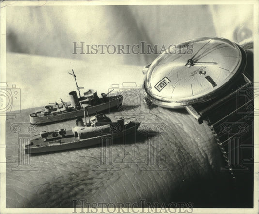 1971 Press Photo Small ships as long as diameter of a watch, New Orleans - Historic Images