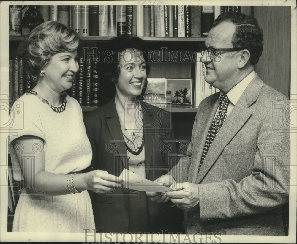 1979 Press Photo Opera juniors share wealth earned to New Orleans Opera Assn. - Historic Images