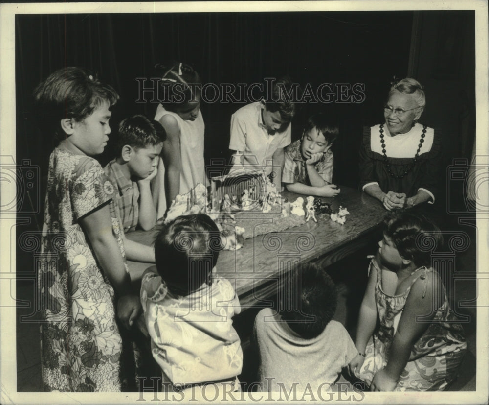 1964 Press Photo The meaning of Nativity scene is explained to youngsters - Historic Images