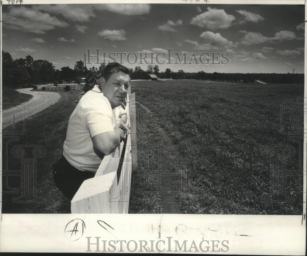 1969 Press Photo Raymond B. Hayes, an oil executive and owner of Expedition Farm-Historic Images