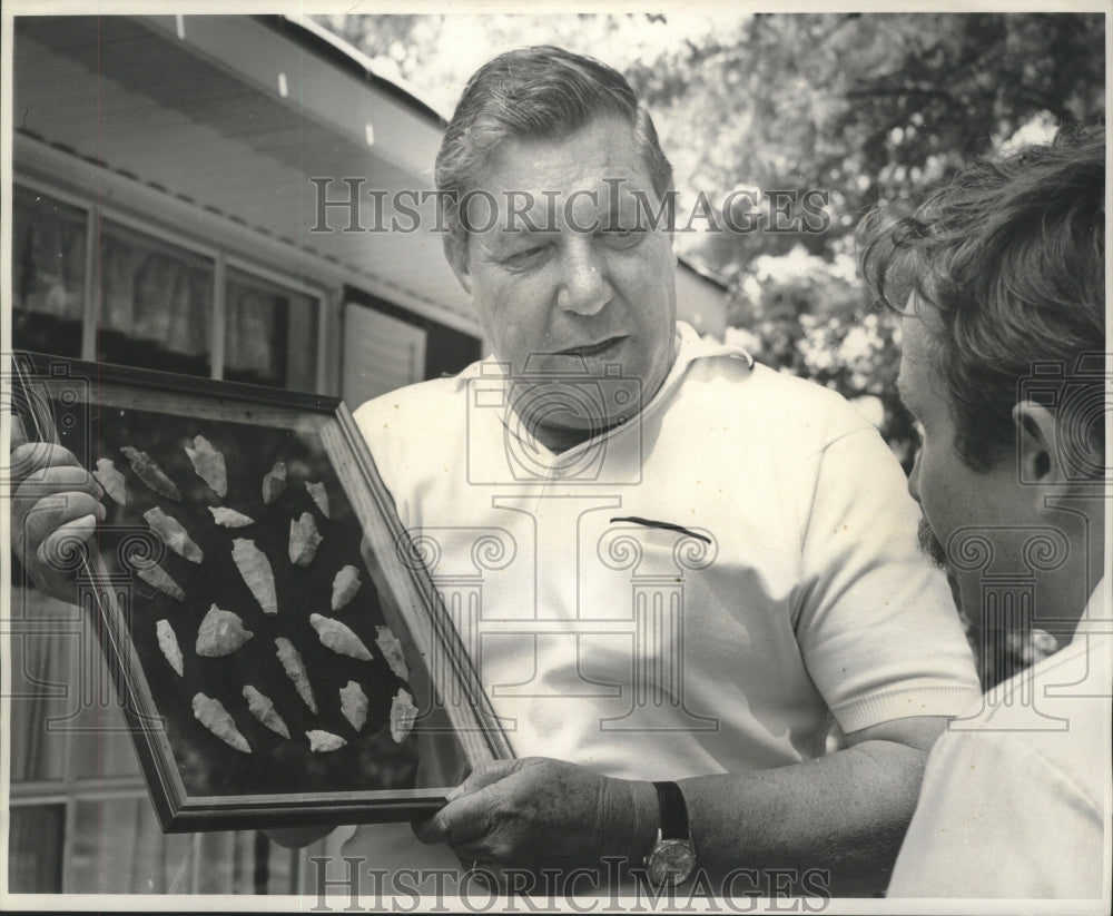 1969 Press Photo Raymond B. Hayes with arrowheads found on Expedition Farm - Historic Images