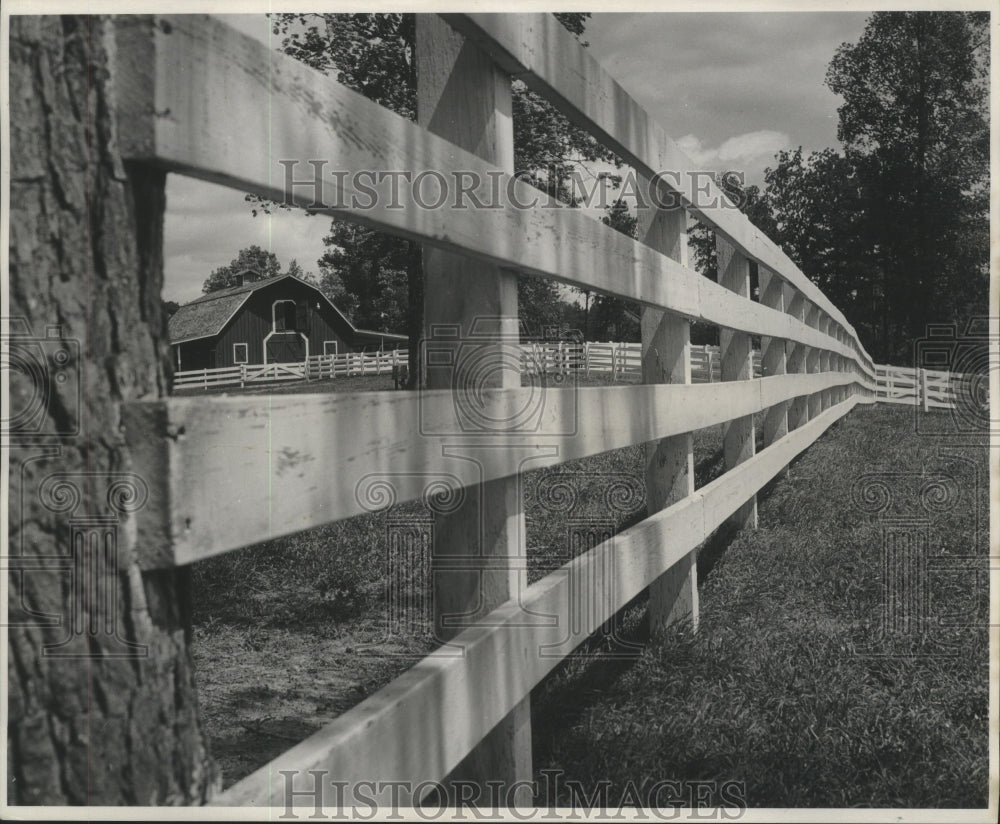 1969 Press Photo White fences almost surround Expedition farm - nob28795-Historic Images