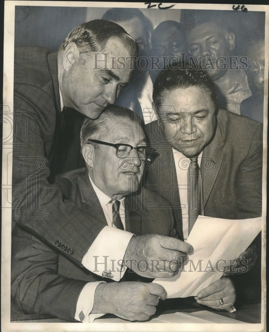 1965 Press Photo Thomas Gleason and others at Longshoremen's Association meeting - Historic Images
