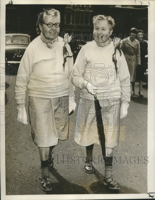1960 Press Photo Artist sisters Maisie & Alice Glenny arrive at Royal Academy - Historic Images