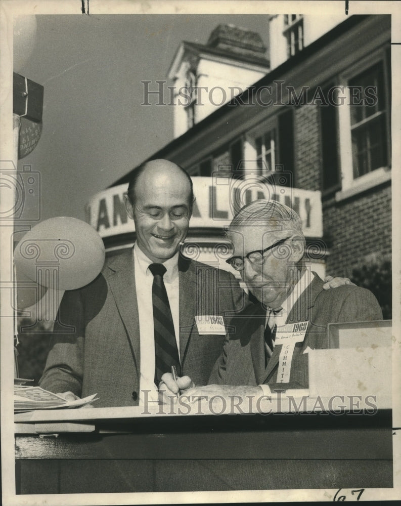 1968 Oldest Tulane alumnus Louis S. Goldstein signs up at homecoming - Historic Images