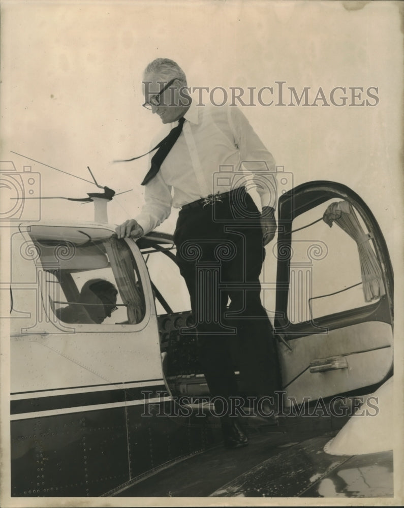 1961 Press Photo Arizona Senator Barry Goldwater arriving on his plane. - Historic Images