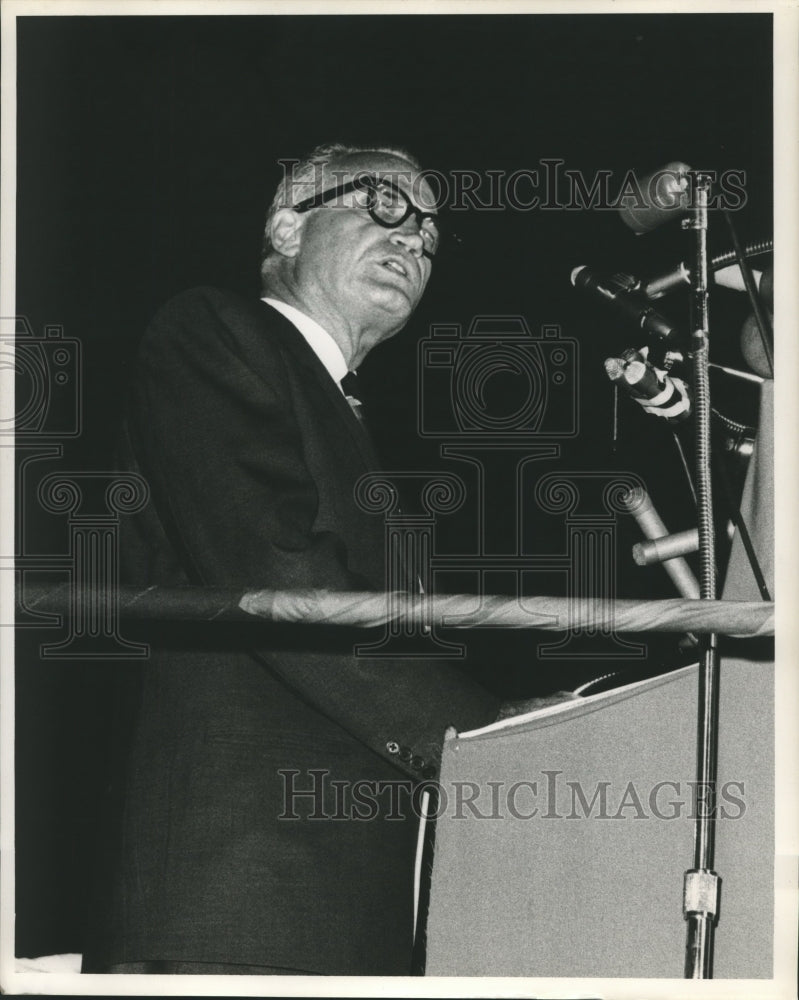 1964 Press Photo Barry Goldwater speaks to crowds at a rally in New Orleans. - Historic Images