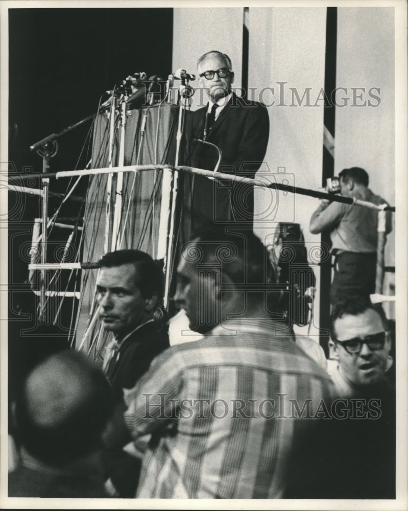 1964 Press Photo Candidate Barry Goldwater at the podium at his rally. - Historic Images