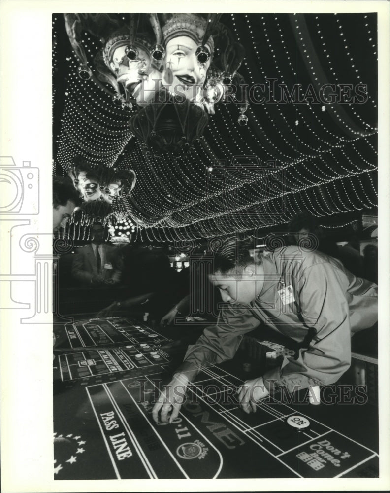 1995 Press Photo Employee Phat Nguyen Works Craps Table, Harrah&#39;s Jazz Casino - Historic Images