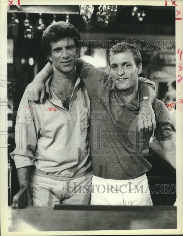 1986 Press Photo Ted Danson and Woody Harrelson in NBC-TV's "Cheers" - Historic Images