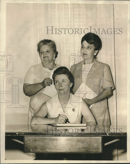 1967 Press Photo Interfaith Council chairman Mrs. W.L. Harris with members - Historic Images