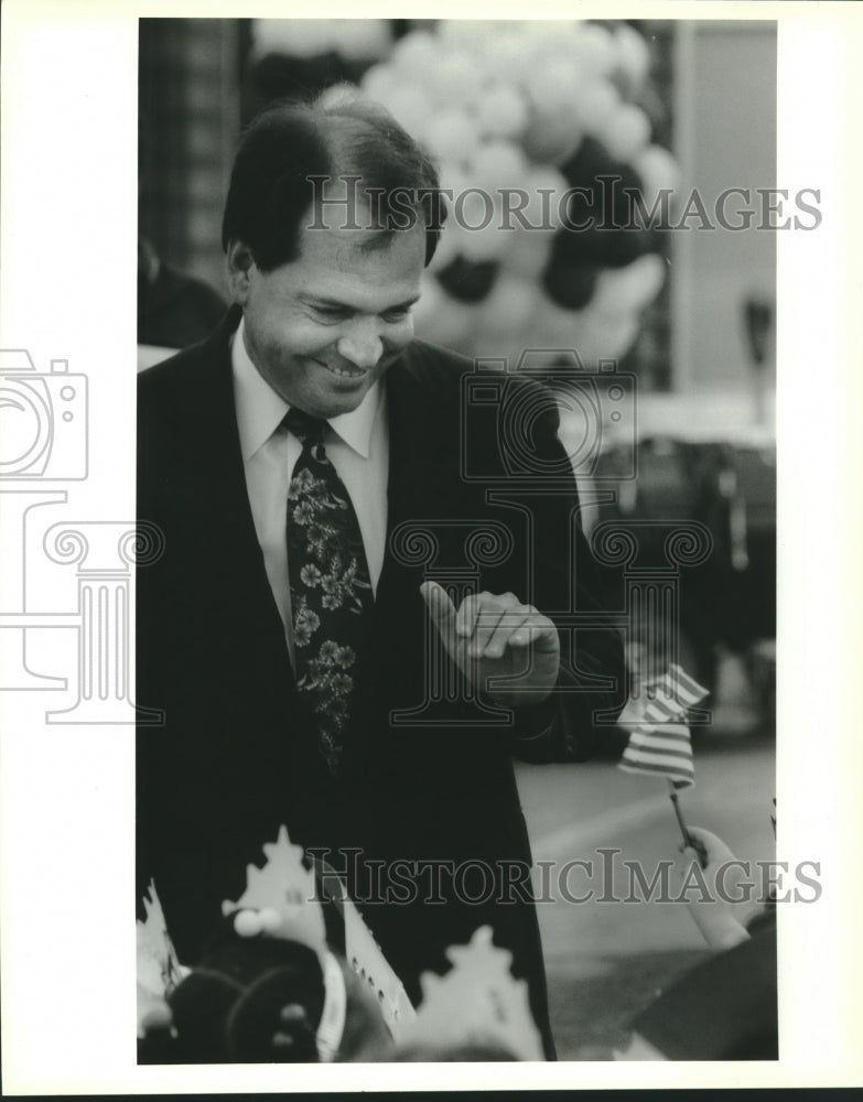 1992 Press Photo Mayor Ronnie Harris in Amelia Day Care 4th of July Parade - Historic Images