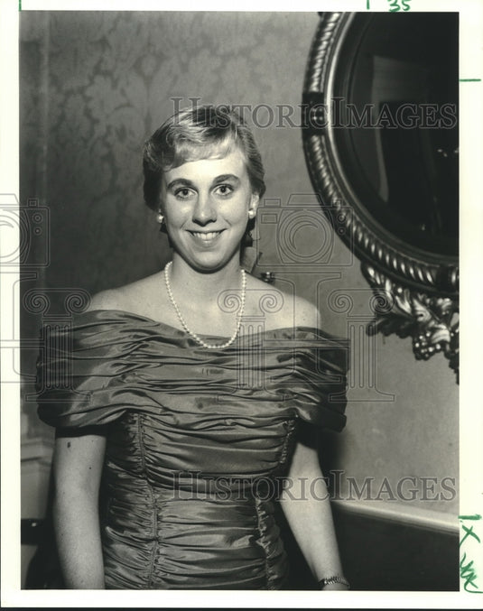 1989 Press Photo Debutante Cathy Hassinger presented at the Stratford Club - Historic Images
