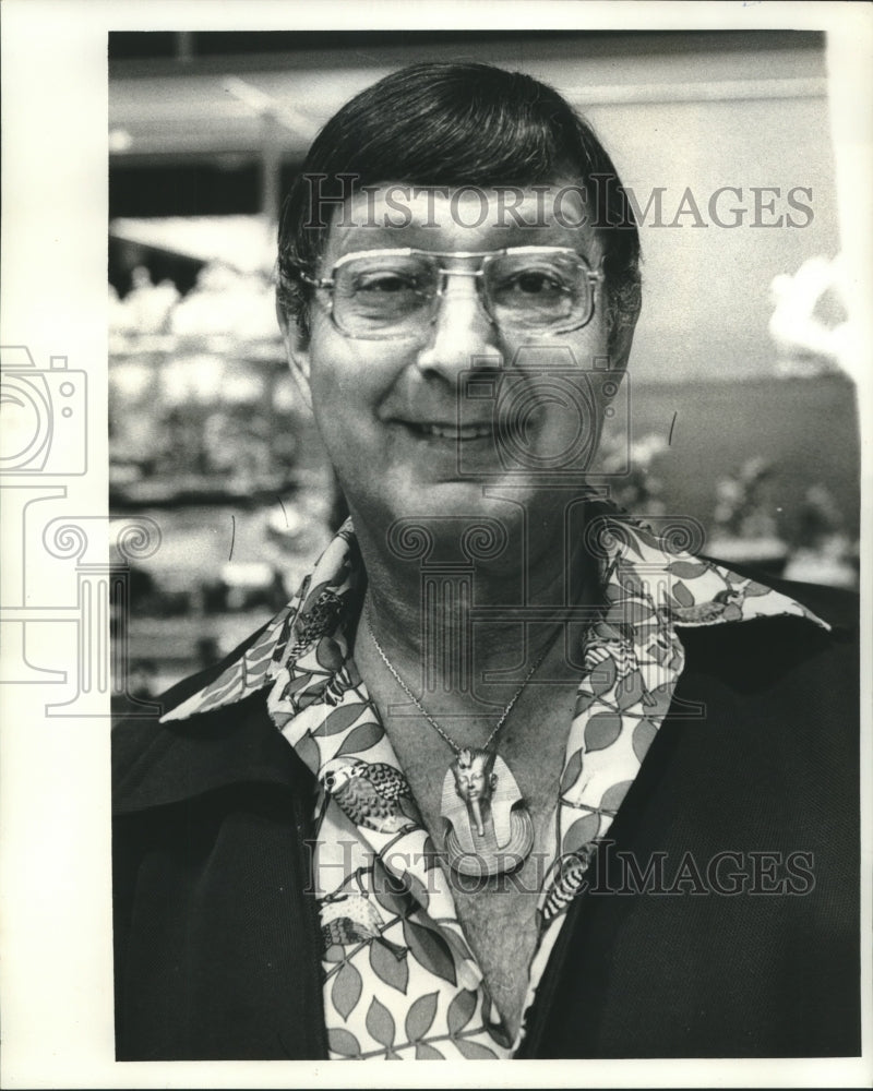 1977 Press Photo Store manager Charles Gregor wears a king tut cartouche - Historic Images