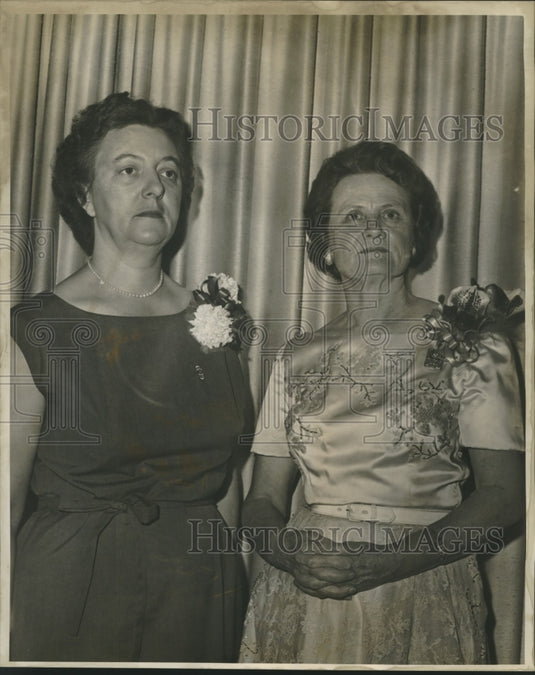 1964 Press Photo Miss Eleanor Gremillion & Mrs. Walter Wild Andrews at an event - Historic Images