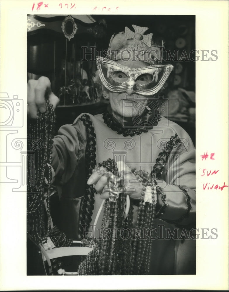 1990 Press Photo Alberta Grum Retif models costume and mask from the 1940&#39;s. - Historic Images