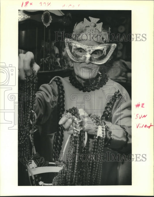 1990 Press Photo Alberta Grum Retif models costume and mask from the 1940's. - Historic Images