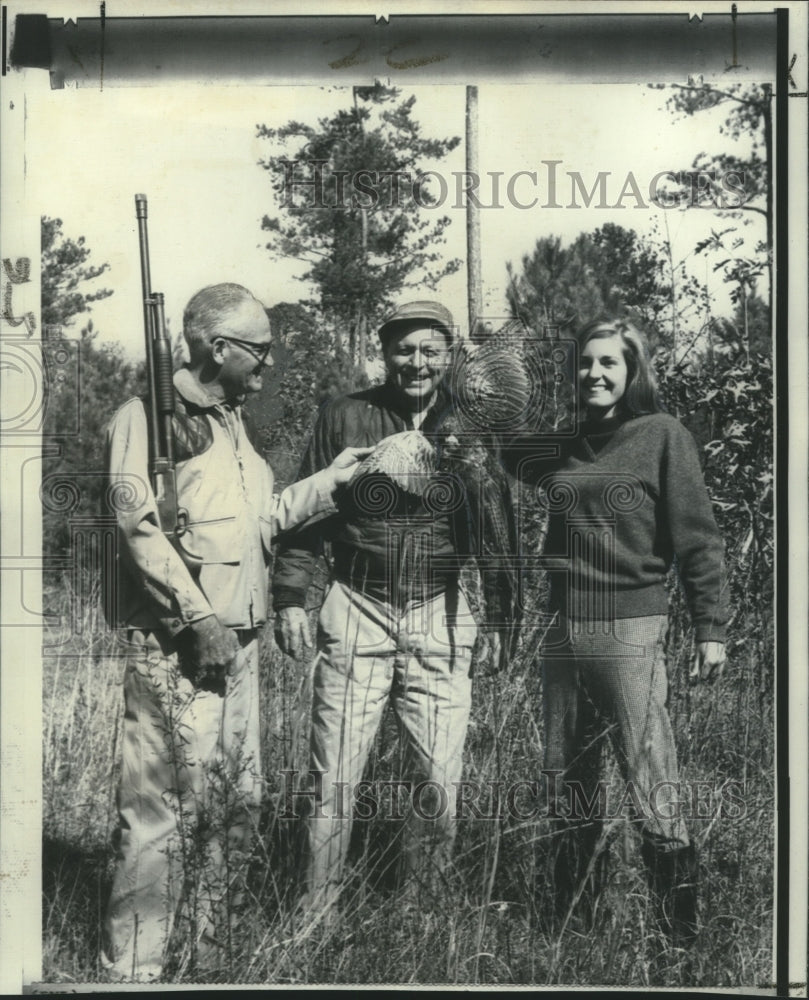 1967 Press Photo Dr. Sam Crabtree and Glenn Andrews hosted hunting trip in Ala.-Historic Images