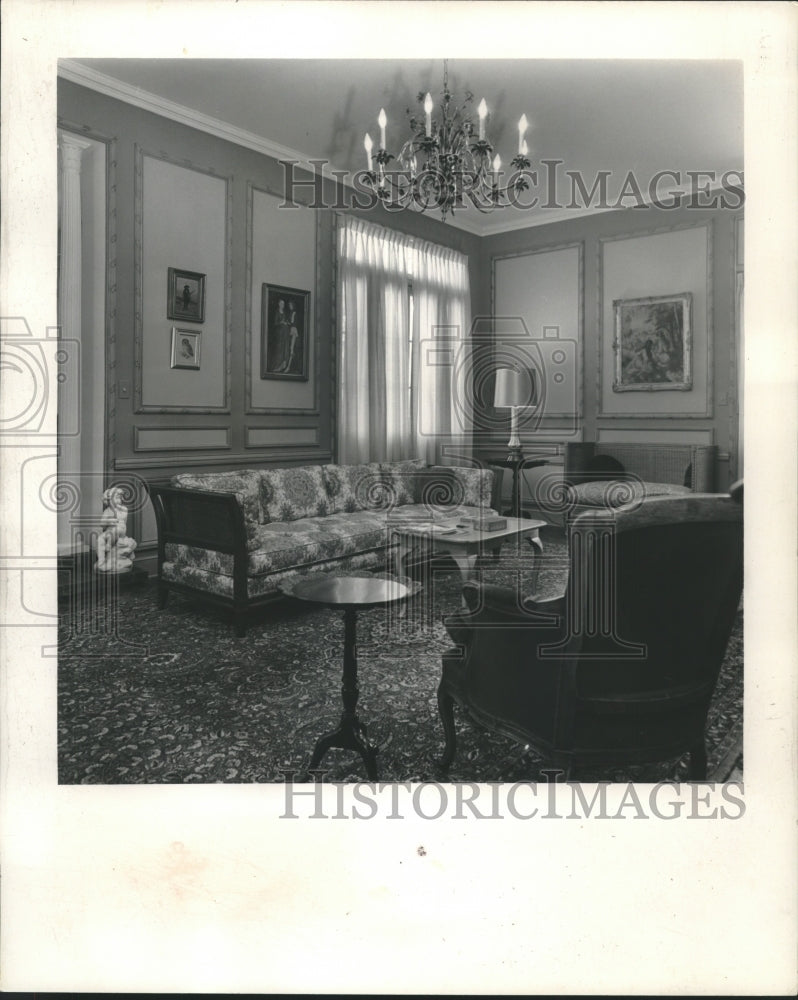 1965 Press Photo Lovely French Quarter Living Room Features Italian Chandelier - Historic Images