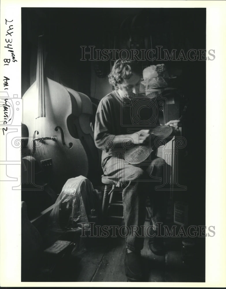 1991 Press Photo Salvadore Giardina polishes a violin at his home in Marrero - Historic Images