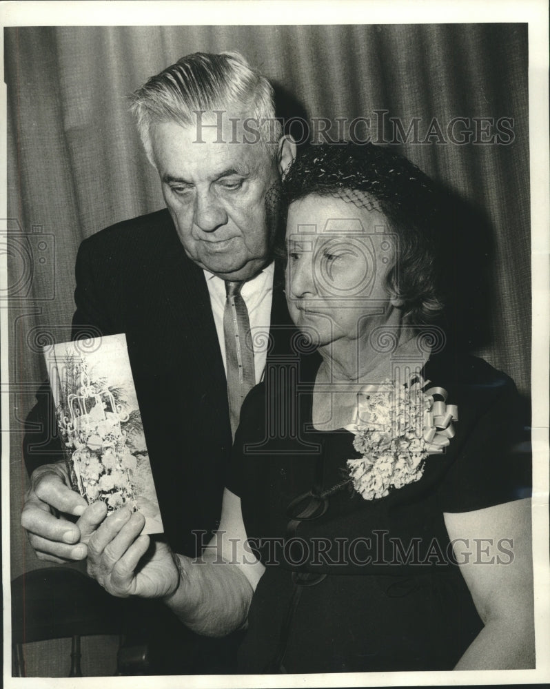 1970 Press Photo Mr. and Mrs. Gibbs of 4724 Elmwood Parkwood, Metairie - Historic Images