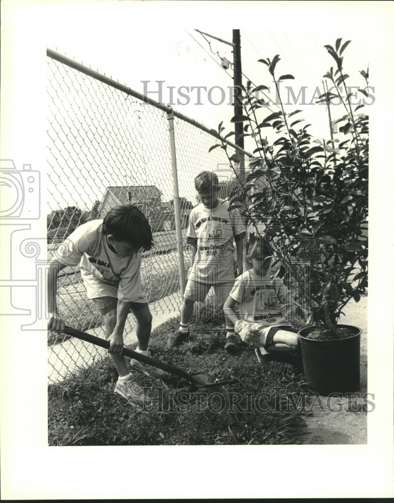 1989 Harahan School students take time out from race to plant a tree - Historic Images