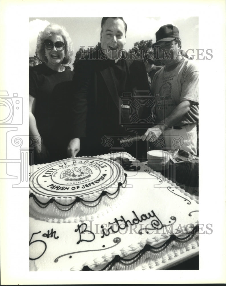 1995 Press Photo Cake cutting at 75th Anniversary of the City of Harahan Party - Historic Images