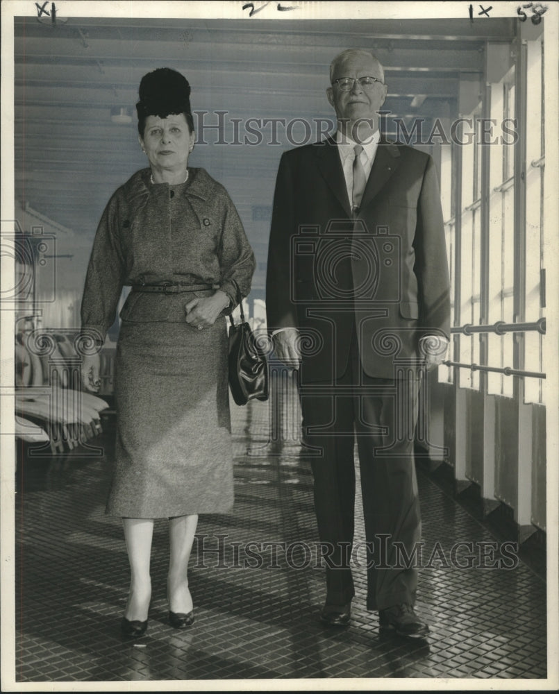 1959 Press Photo Mr. &amp; Mrs. O.E. Haring aboard a ship - nob29254 - Historic Images