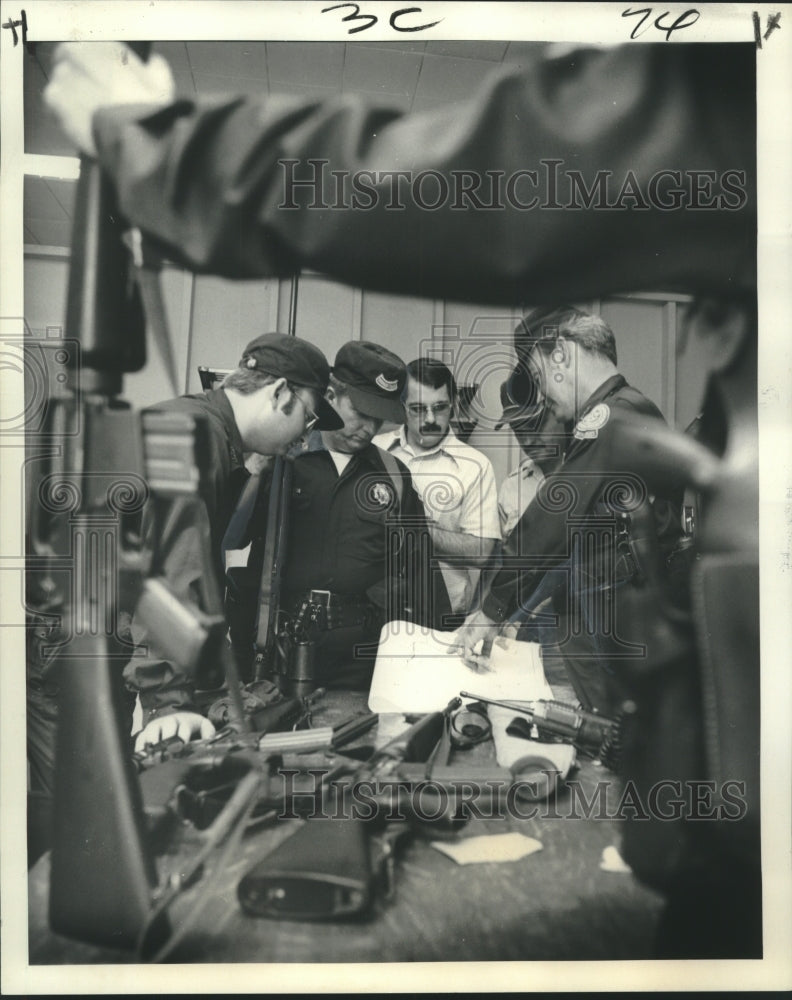 1975 SWAT Team organizes a mock &quot;Sniping&quot; - Historic Images