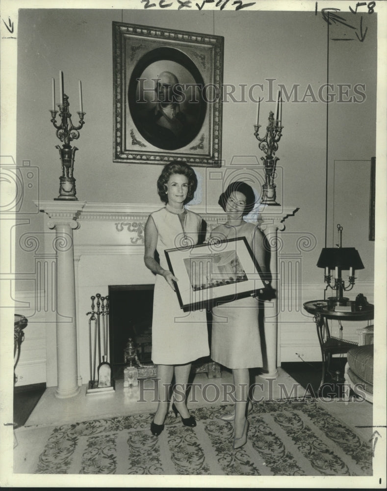 1965 Press Photo Rebekah Harkness presents a sketch to Mrs. Lyndon B. Johnson - Historic Images