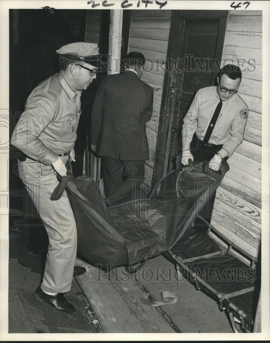 1968 Press Photo Tragedies - Police Remove Beaten Body of Mrs. Aslee Jackson - Historic Images