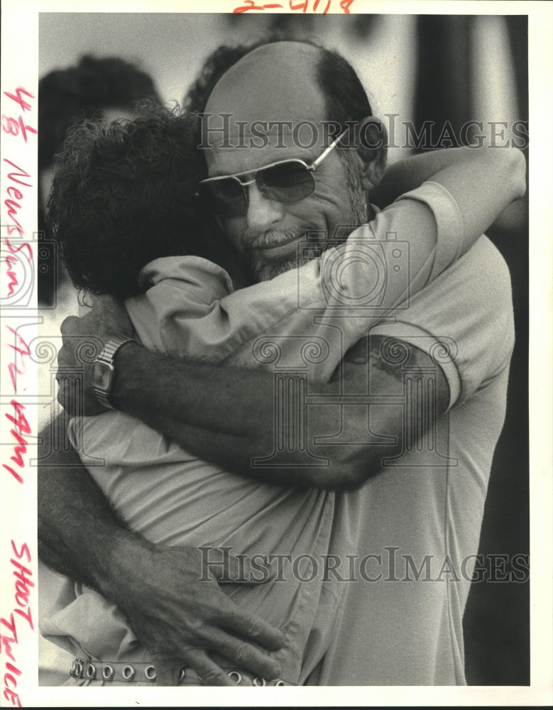 1987 Press Photo Bob Tamplain hugs Hazell Boyce after Harmonic Convergence event - Historic Images