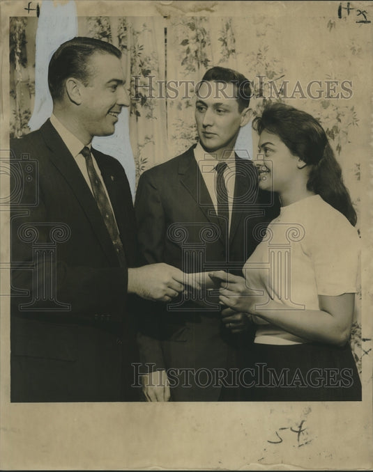 1959 Press Photo Ronald Verlander presents a check to William and Carmen Harman. - Historic Images