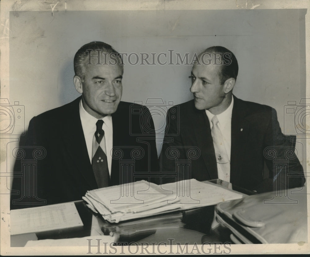 1956 Press Photo Senator Barry Goldwater chats with Harry Cabral Jr. at luncheon - Historic Images