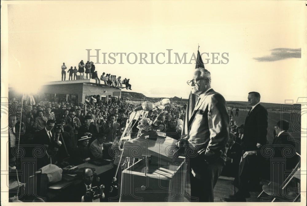 1988 Press Photo Politician Barry Goldwater Speaking to a Crowd - nob29455 - Historic Images