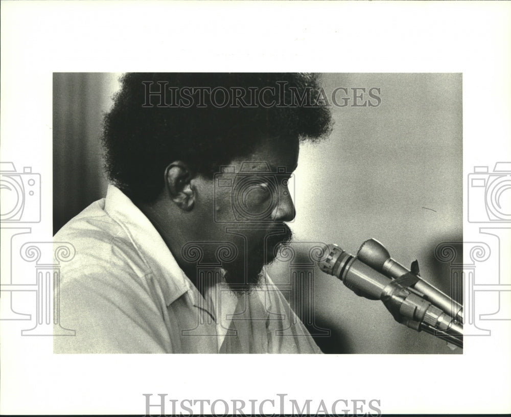 1982 Press Photo Henry Gloston, Sr. at addresses members of Kenner City Council - Historic Images