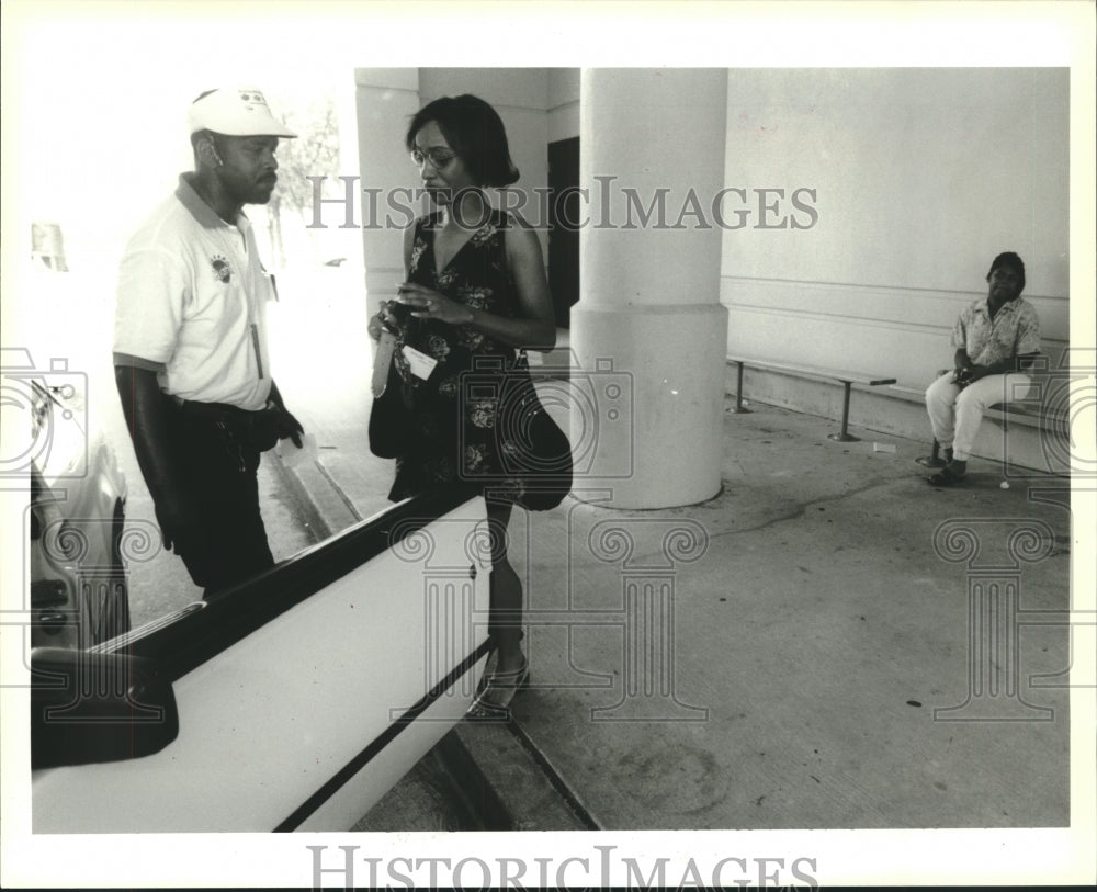 1995 Press Photo John Augustus, in Valet parking brings Coszette Richard her car - Historic Images