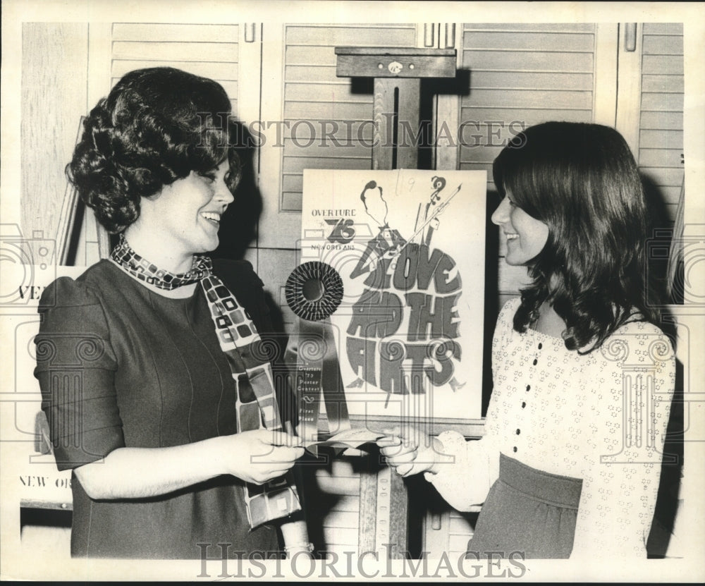 1973 Press Photo Mrs Guy B. Harrell awarding Betsy Elliott- Poster Making Winner - Historic Images