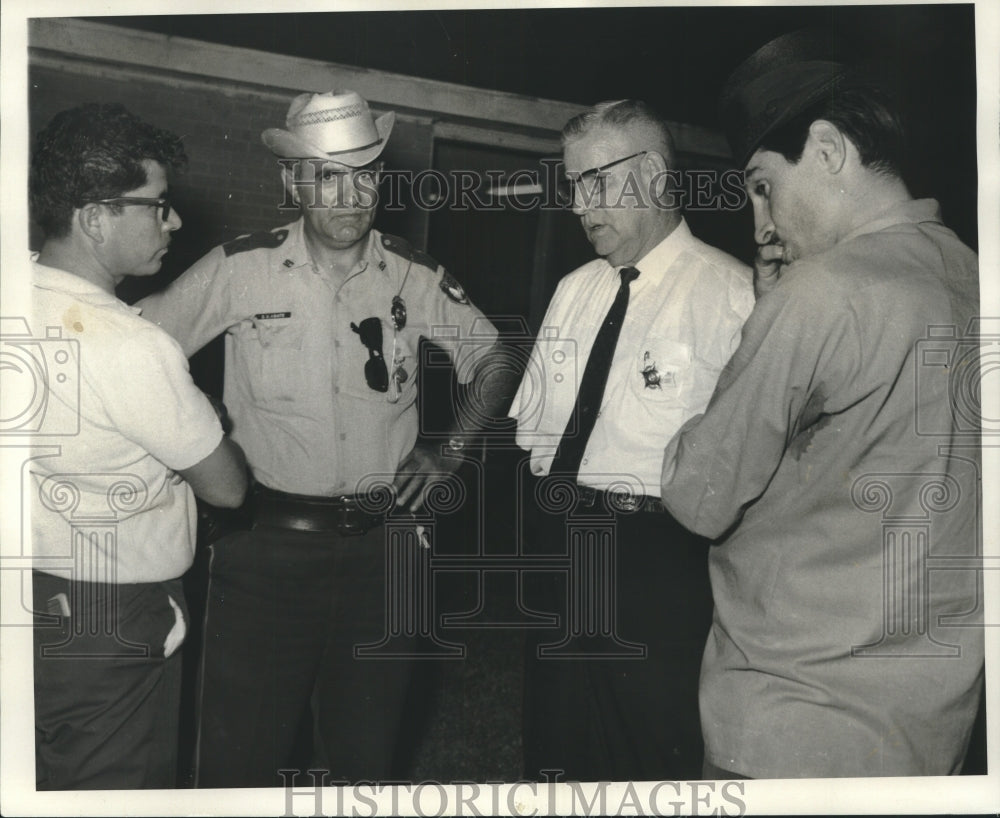 1968 Press Photo Police Officials leading the Narcotics Raid in Norco, Louisiana - Historic Images