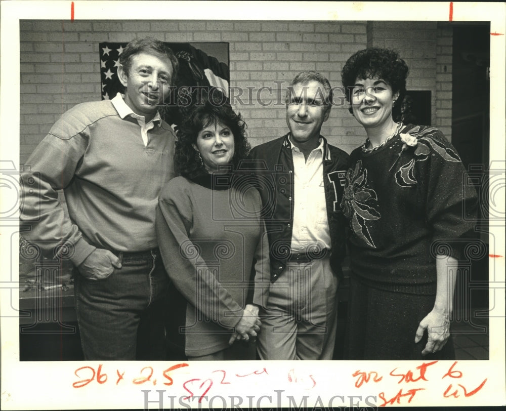 1988 Press Photo Guest and benefactors at the Ridgewood Annual Auction - Historic Images