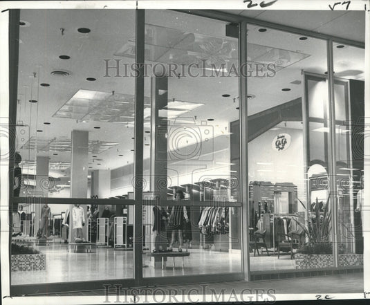 1966 Press Photo Goldring's Store At Oakwood Features Bright, Open Floor Plan - Historic Images