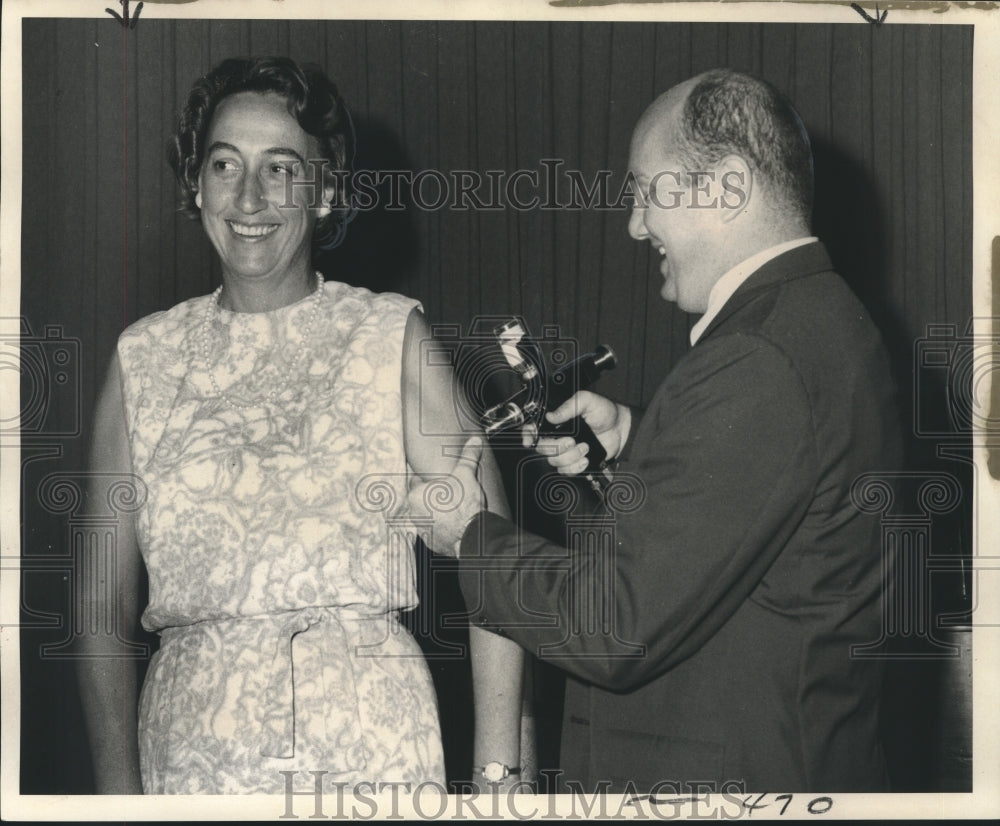 1968 Press Photo Max Pesses, Dr. Gene Hassinger Demo Vaccine Gun, New Orleans-Historic Images
